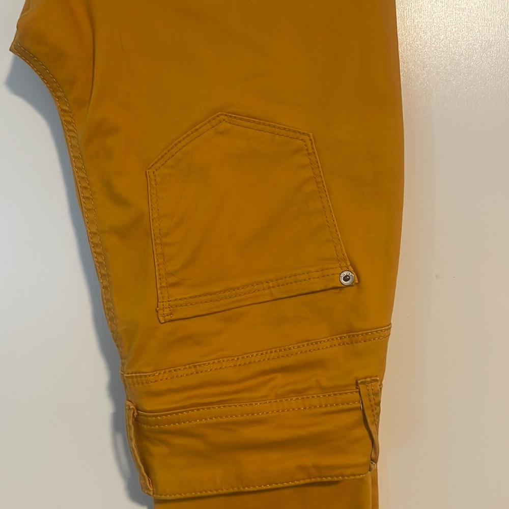 Mustard Yellow!! Size 5 Mid rise skinny jeans